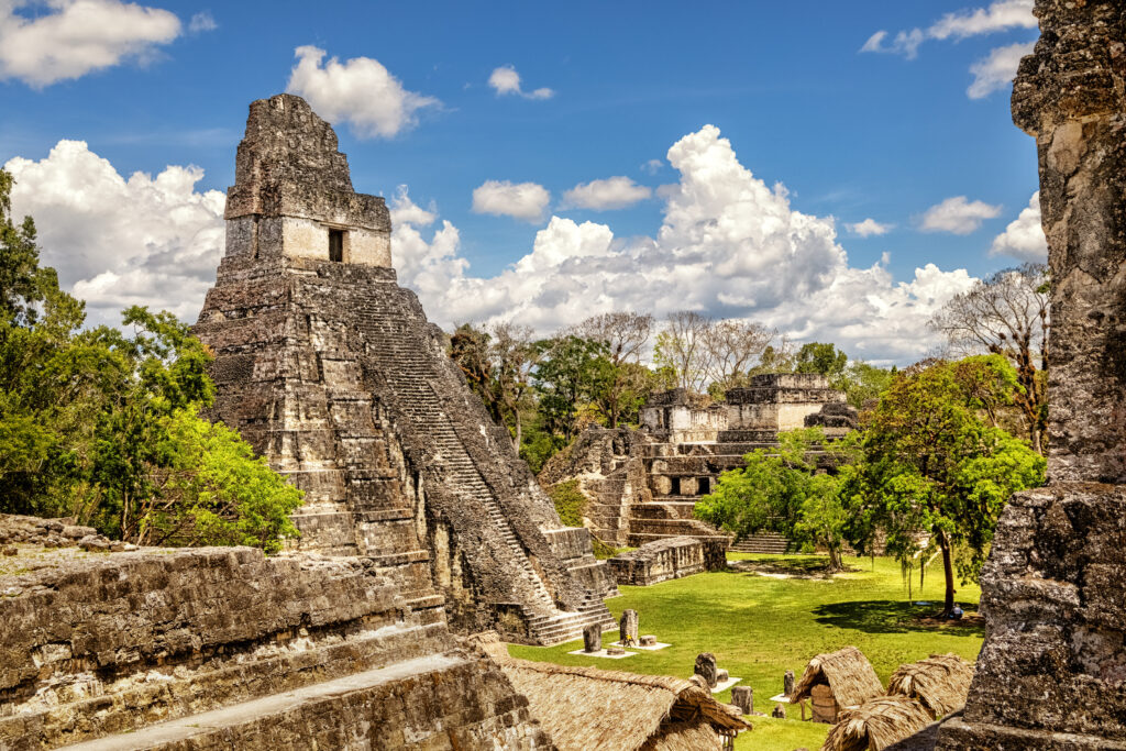 Die Maya bauten kleine Städte mitten im Dschungel (Adobe Stock)