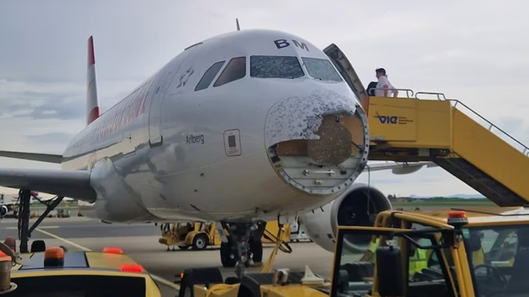 Totalschaden: Die "Nase" des Flugzeugs wurde durch den Hagel komplett zerstört. (Screenshot/X)