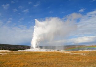Wenn ein Geysir ausbricht, spritzt Wasser in die Luft