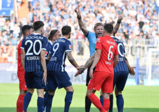 Schiedsrichter Robert Schröder wird gegen die meckernden Spieler laut. Die Kapitänsregel soll solche Probleme verhindern