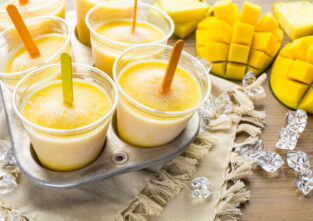 Besser geht's nicht: Mango-Eis am Stiel