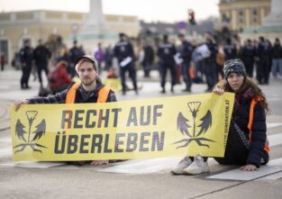 „Die letzte Generation“: Der Name der Gruppe spielt darauf an, dass sie die letzte Generation sei, die noch etwas gegen die Klimakrise unternehmen könne