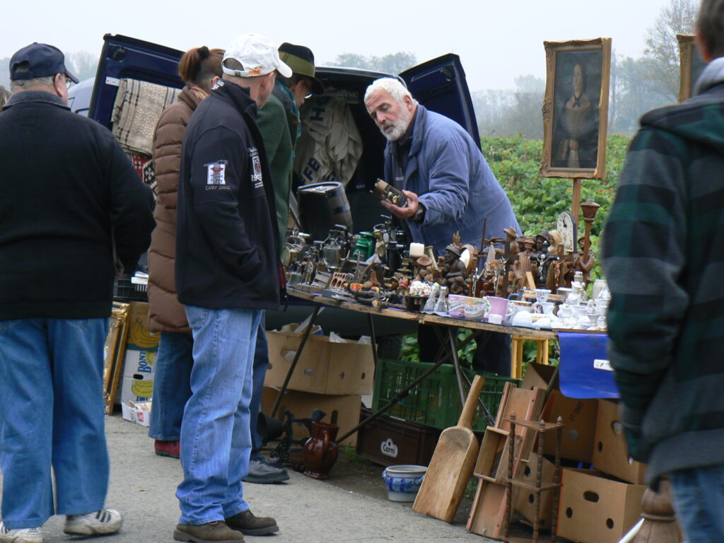 Beim Flohmarkt werden allerhand spannende Dinge verkauft