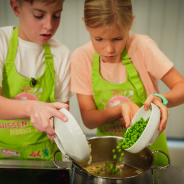 Lauch und Erbsen dazu geben und kurz mitkochen