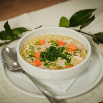 Das Fleisch zurück in die Suppe geben. Wer will, kann Nudeln in einem zweiten Topf in Salzwasser weichkochen. Dann kann die Suppe gegessen werden