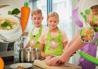 Die Hühnersuppe kocht am Herd
