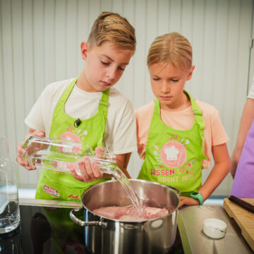 Die Stücke in einen großen Topf geben und mit Salz würzen. Die Hühnerstücke mit Wasser bedecken