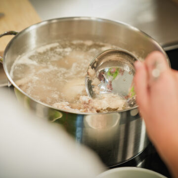 Alles aufkochen lassen und den Schaum, der sich an der Oberfläche bildet, abschöpfen