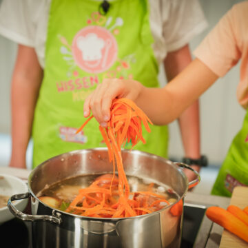 Inzwischen wird das Gemüse geputzt. Karotten, Sellerie waschen und schälen und Gemüseschalen in der Suppe mitkochen. Das geschälte Gemüse und den Lauch in Stücke schneiden. Das Gemüse wird später in der abgeseihten Suppe gekocht