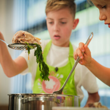 Das weichgekochte Huhn aus der Suppe nehmen und auskühlen lassen