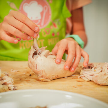 Das Fleisch vom Knochen lösen und in kleine Stücke schneiden