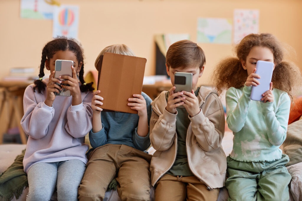 Kinder sollen weniger Zeit vor dem Bildschirm verbringen, dafür mehr Zeit für echte Erlebnisse haben.