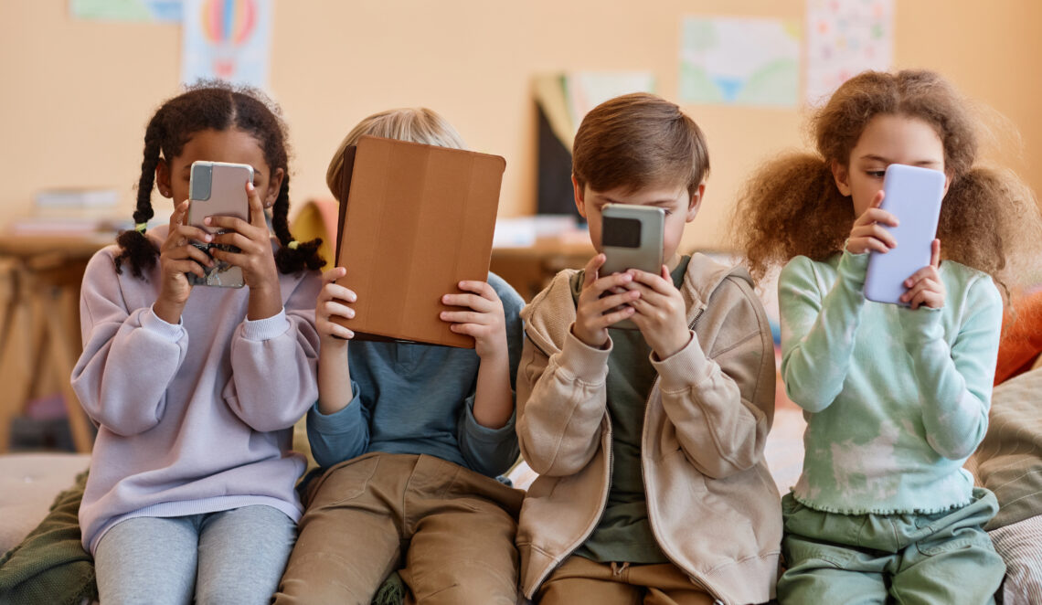 Kinder sollen weniger Zeit vor dem Bildschirm verbringen, dafür mehr Zeit für echte Erlebnisse haben.