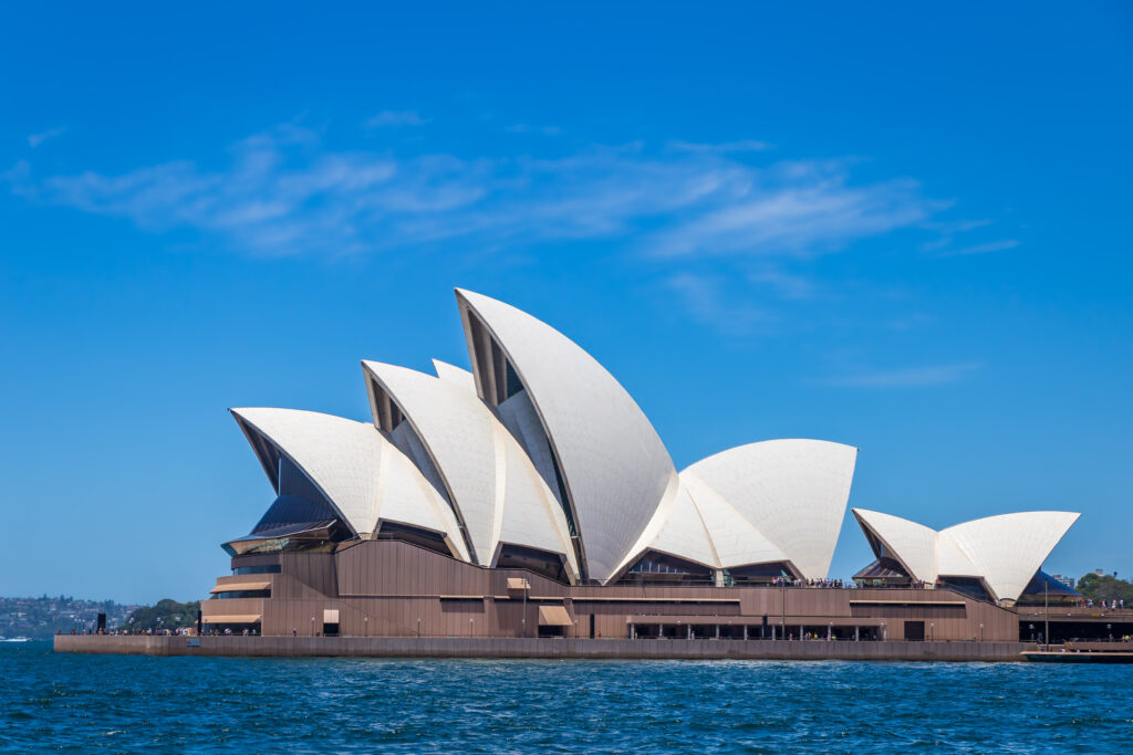 Das Opernhaus in Sydney ist weltweit bekannt, weil es eine ungewöhnliche Form hat