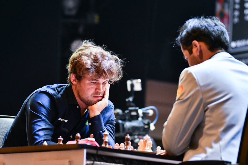 Magnus Carlsen (links) konzentriert sich beim Schach (Imago)