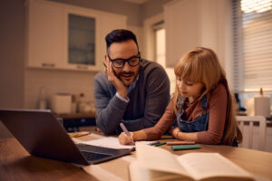 Nicht nur der Papa kann helfen … (Adobe Stock/Drazen)