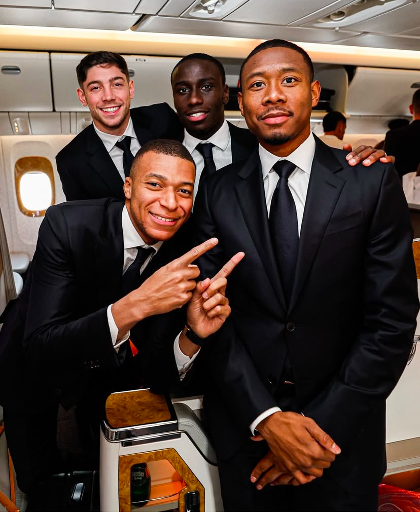 Strahlende Gesichter: David Alaba mit seinen Teamkollegen Federico Valverde, Kylian Mbappe und Ferland Mendy (von links) auf dem Weg nach Saudi-Arabien (Screenshot/Instagram/REALMADRID)