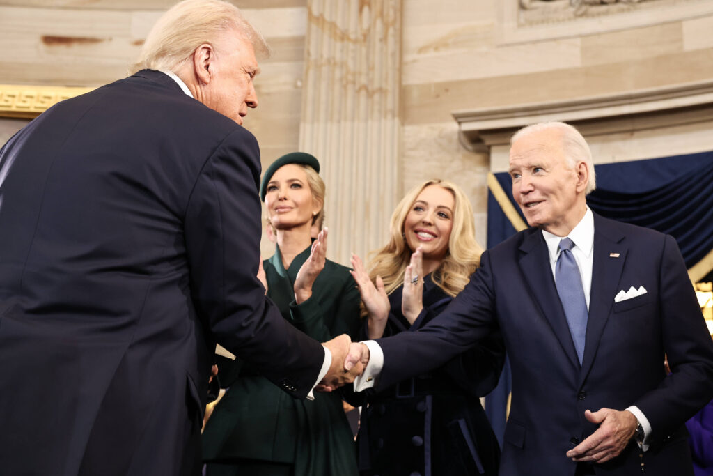 Donald Trump und der ehemalige Präsident Joe Biden (rechts) geben sich die Hand (Imago)