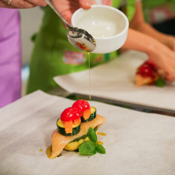 Mit etwas Olivenöl beträufeln und mit Salz und Pfeffer würzen.