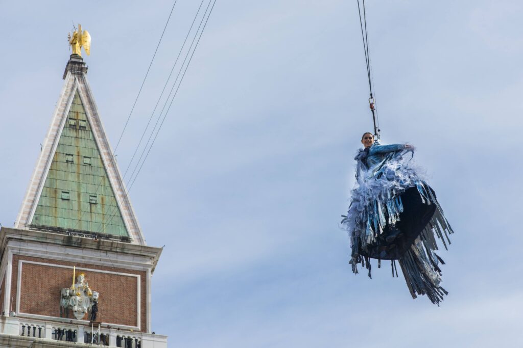 Engelsflug beim Karneval in Venedig (Imago/Independent Photo Agency)