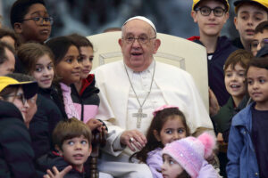 Papst Franziskus mit Kindern im November 2024 (Imago/Zuma Press Wire)