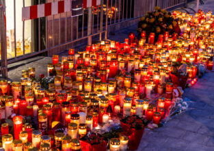 Villach: Die Menschen haben viele Kerzen aufgestellt