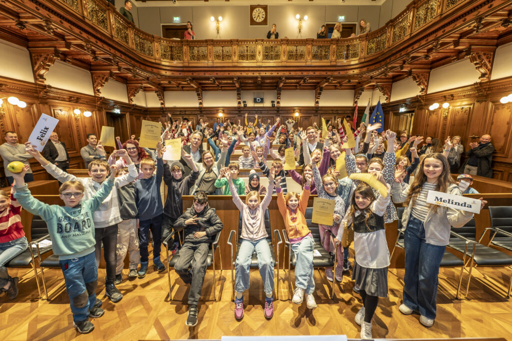 Die neue Grazer Kinderstadtregierung mit Vertretern der Stadt Graz (Stadt Graz/Fischer)