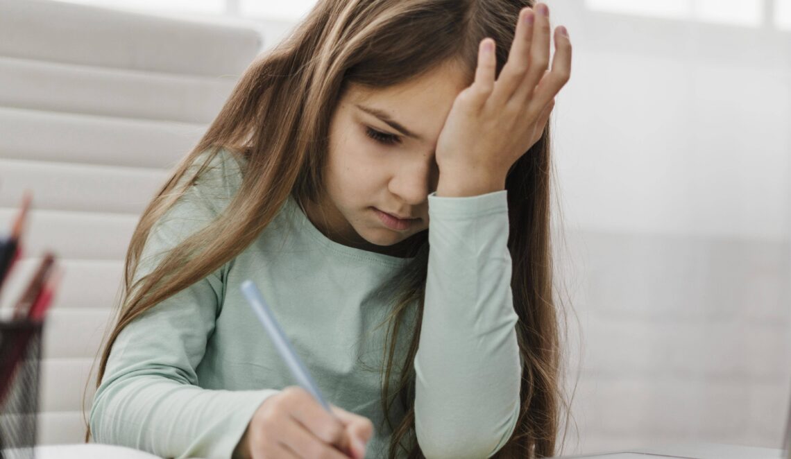 Ohne Essen und Trinken fühlen sich Kinder müde und erschöpft