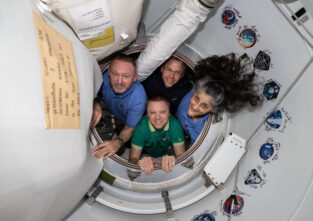 Butch Wilmore, Nick Hague, and Suni Williams und Aleksandr Gorbunov in der Raumstation