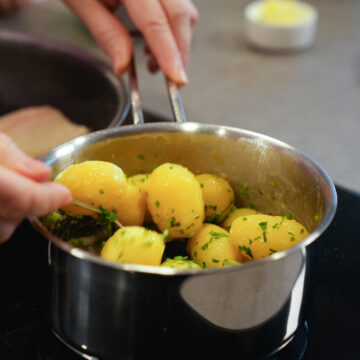 Die gekochten Erdäpfel in etwas ­Butter und Wasser warm machen. Mit ­frischen Kräutern und Salz abschmecken.