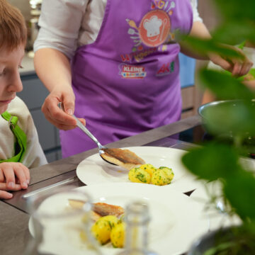 Sobald die Haut knusprig ist, das Filet kurz umdrehen und anrichten.