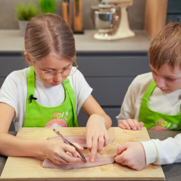 Für das gebratene Forellenfilet den Fisch putzen und die Gräten entfernen. Mit Salz würzen.