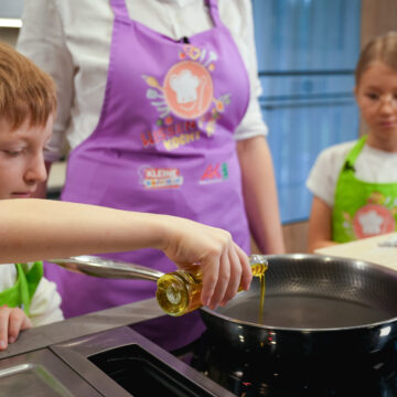 Eine beschichtete Pfanne heiß werden lassen und etwas Olivenöl in die Pfanne geben.