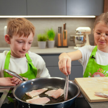 Die Fische mit der Hautseite nach ­unten in die Pfanne legen und bei ­mittlerer Hitze braten, bis das Filet am Rand weiß wird.