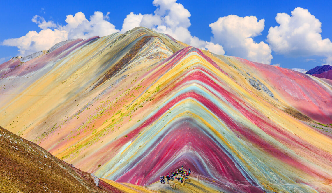 Ein echter Blickfang: Dieser Berg in Peru strahlt in bunten Farben.