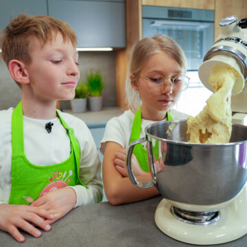 Die Milch erwärmen und in eine Rührschüssel geben. Zuerst Zucker, Germ, Dotter, Ei, dann Salz, Vanillezucker und Zitronenabrieb hinzufügen und alles gut verrühren. Danach Mehl und Butter untermischen und in der Küchenmaschine zu einem geschmeidigen Teig kneten. Den Teig zugedeckt etwa 1 Stunde an einem warmen Ort gehen lassen, bis sich sein Volumen verdoppelt hat.