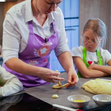 Den Teig in gleich große Stücke teilen. Pro Hasen benötigt man ein großes Stück Den Teig in gleich große Stücke teilen. Pro Hasen benötigt man ein großes Stück mit 80 Gramm und ein kleines Stück mit 10 Gramm.