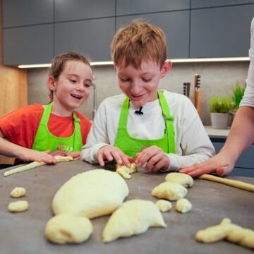 Die kleinen Stücke zu einer Kugel formen.