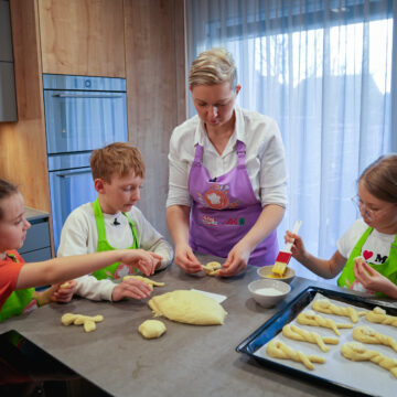 Das Ei mit Milch verrühren und die Hasen damit bestreichen. Die kleinen Kugeln auch mit Ei bestreichen und in Hagelzucker tunken. Die kleinen Kugeln auf die Hasen setzten und leicht andrücken.