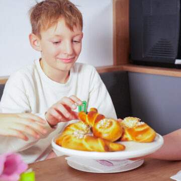 Mit einem feuchten Tuch abdecken und für ca. 20 Minuten rasten lassen. Den Backofen auf 180 Grad vorheizen und die Hasen für ca. 20 Minuten goldbraun backen. Fertig!