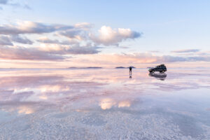 Der Salar de Uyuni kann auch zu einem riesigen Spiegel werden (Stock Adobe /Evelyn)