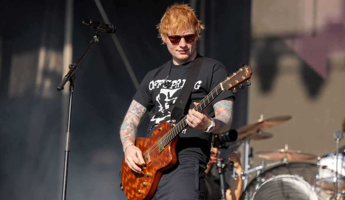 Ed Sheeran gibt normalerweise ganz große Konzerte. Manchmal spielt er aber auch vor wenigen Leuten - zum Beispiel bei einem Überraschungskonzert