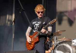 Ed Sheeran gibt normalerweise ganz große Konzerte. Manchmal spielt er aber auch vor wenigen Leuten - zum Beispiel bei einem Überraschungskonzert