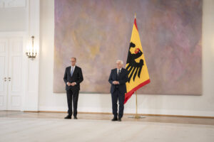 Friedrich Merz und Frank-Walter Steinmeier bei der Angelobung ( IMAGO / Bernd Elmenthaler)