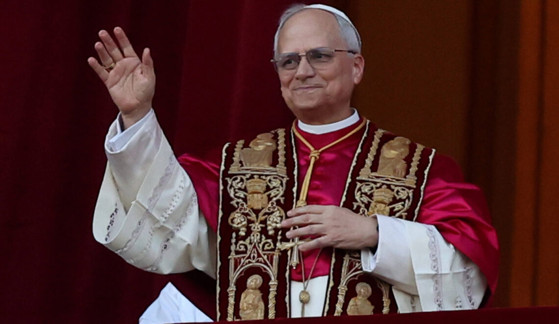 Papst Leo XIV. grüßt vom Balkon des Petersdoms die vielen, vielen Menschen auf dem Platz vor dem Dom