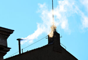 Weißer Rauch steigt aus dem Kamin der Sixtinischen Kapelle (Imago/Abacapress)
