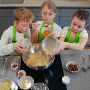 1. Zuerst alle Zutaten in einer großen Schüssel gut vermengen, bis eine gleichmäßige Masse entsteht.