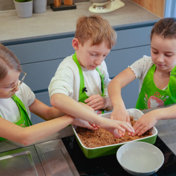 3. Die Müslimasse gleichmäßig in die Form drücken. Das funktioniert am besten mit nassen Händen.