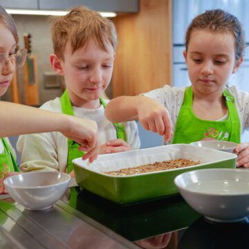 Zum Schluss noch einige Sonnenblumenkerne und Mandelblättchen darüberstreuen und leicht andrücken.