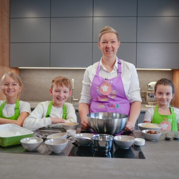 1. Zuerst alle Zutaten in einer großen Schüssel gut vermengen, bis eine gleichmäßige Masse entsteht.